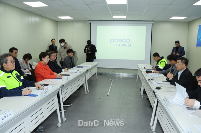 강경성 산업통상자원부 17일 포항 이차전지 특화단지 현장을 찾아 포스코퓨처엠 회의실에서 특화단지 현황 점검 간담회를 갖고 있다.