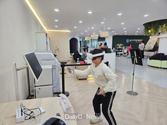 달서디지털체험센터에서 VR 체험 중인 어린이. (사진=달서구 제공)