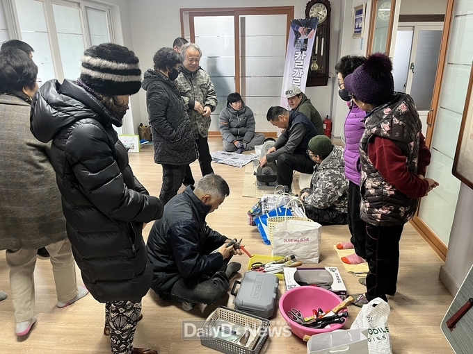  임고농민회 칼갈이 봉사‘인기몰이’