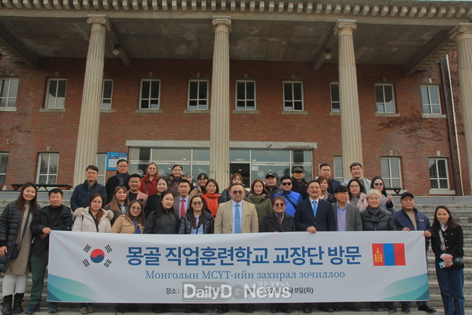 몽골 에르데네트 직업훈련학교 교장단이 지난 8일 대구공업대학교를 방문하고 있는 모습. (사진=대구공업대 제공)