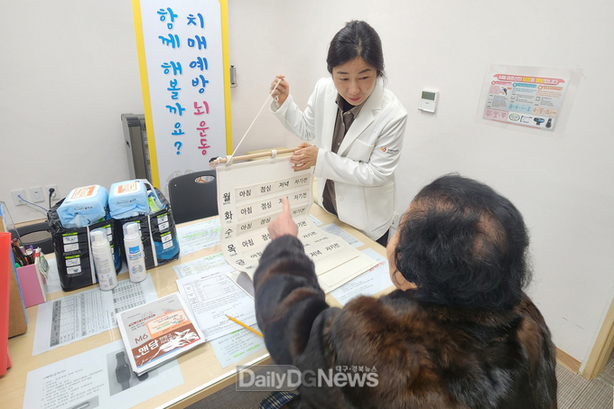 영주시 치매안심센터에서 치매검진이 진행되고 있다