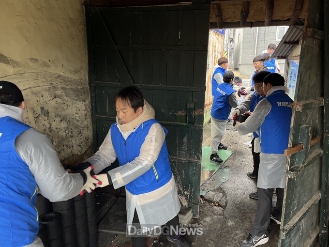 경산시 압량읍청년회, ‘사랑의 연탄’ 나눔 봉사 실시