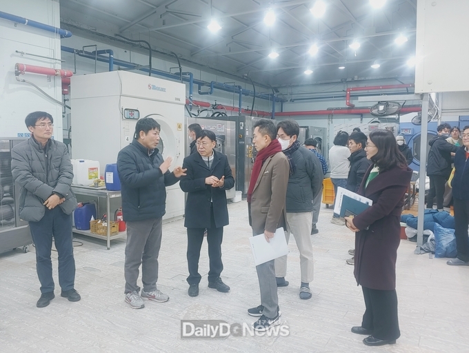 경북도 복지건강국장은 1월 24일 연일 기온이 영하권으로 떨어짐에 따라 문경 소재 ‘양지경로당’과 장애인 거주시설 ‘사랑마을’을 방문해 어르신들의 애로사항을 청취하고 있다.