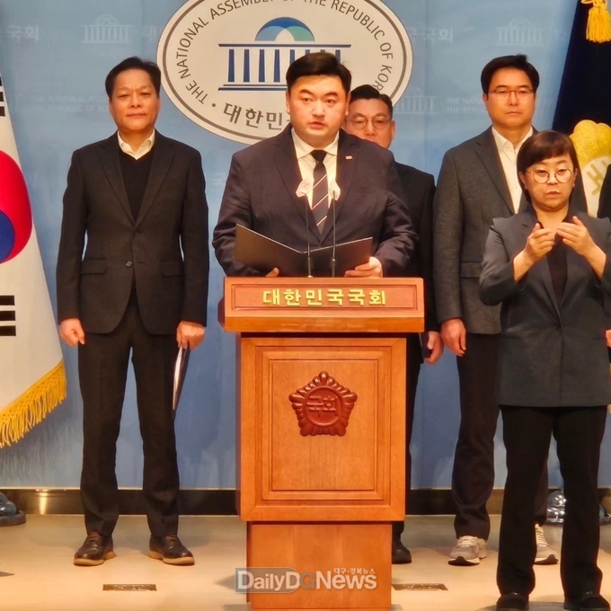 김희창 국민의힘 대구 달서구 을 국회의원 예비후보가 지난 25일 ‘국회의원 3대 특권 포기와 3선 초과 제한 공동선언문’을 발표하고 있다. (사진=김희창 예비후보 제공)