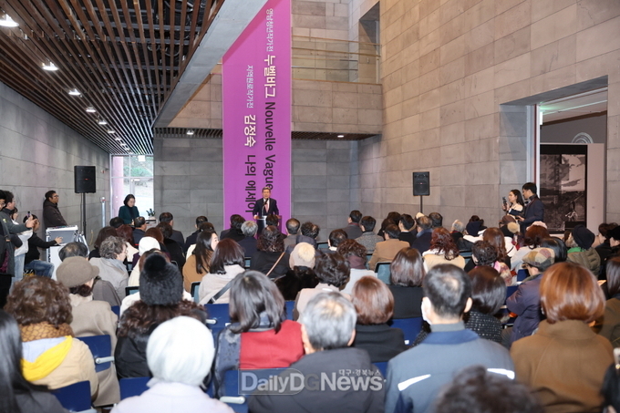 26일 열린 포항시립미술관 상반기 전시 개막식에서 축사를 하고 있는 이강덕 포항시장