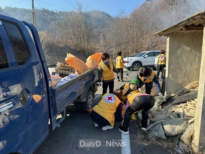 봉사회원 20여명 장애인 가구에서 청소 봉사활동 전개