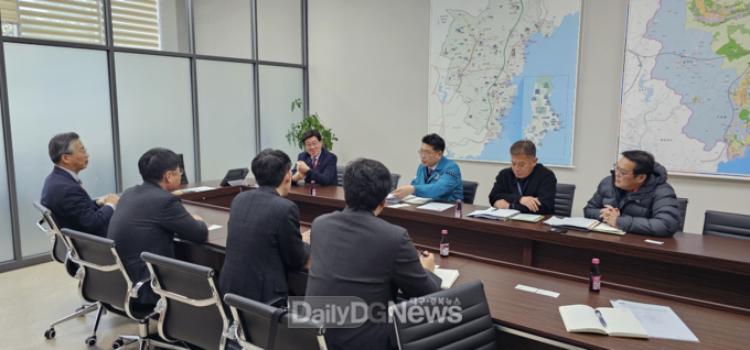 앞줄 왼쪽 첫 번째(조성돈 한국원자력환경공단 이사장), 뒷줄 왼쪽부터 정종복 기장군수, 관련부서 공무원들