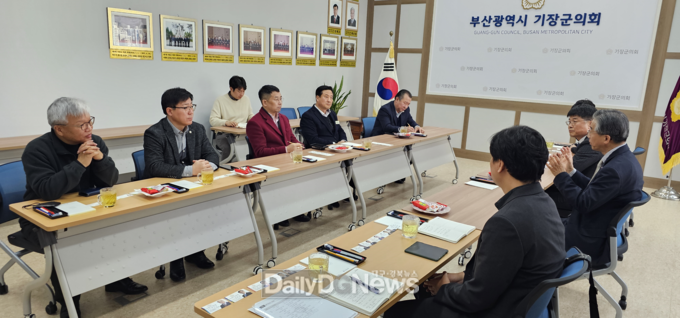 왼쪽부터 황운철 의원, 허준섭 의원, 박기조 의원, 박우식 의장, 김원일 의원