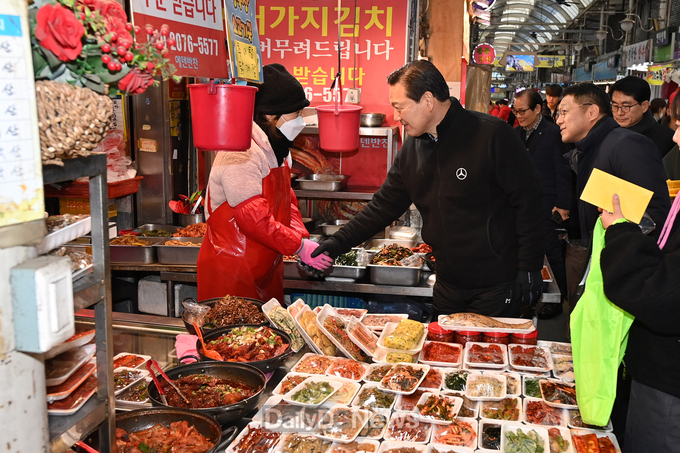 대구 남구청. ‘설명절 전통시장 장보기 행사’ 실시 모습. (사진=남구청 제공)
