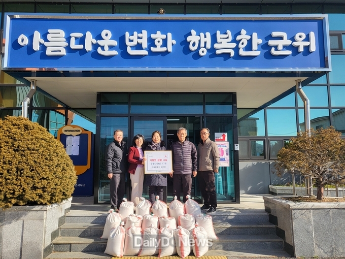 부계면 소재 석굴암 중기 김진영씨, 경로당에‘사랑의 쌀’전달