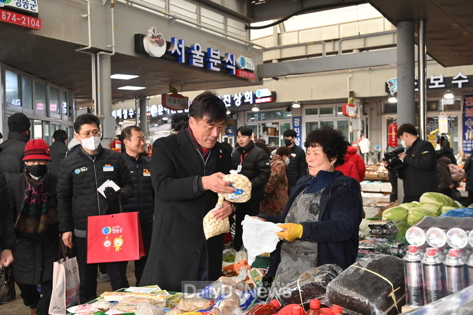 청송군, 설명절 전통시장 장보기 행사 실시-지난해 장보기행사