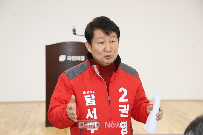권영진 예비후보가 2일 기자간잠회에서 김용판 예비후보에게 지난 4년 동안 지역을 위해서 한일이 도대체 무엇입니까?라고 반문하고 있다. (사진=이준호 기자)