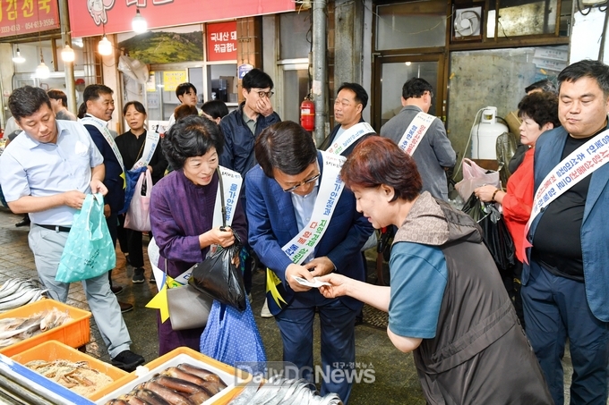 지난해 추석맞이 장보기 행사에서 박남서 영주시장이 생선을 영주사랑상품권으로 구입하고 있다