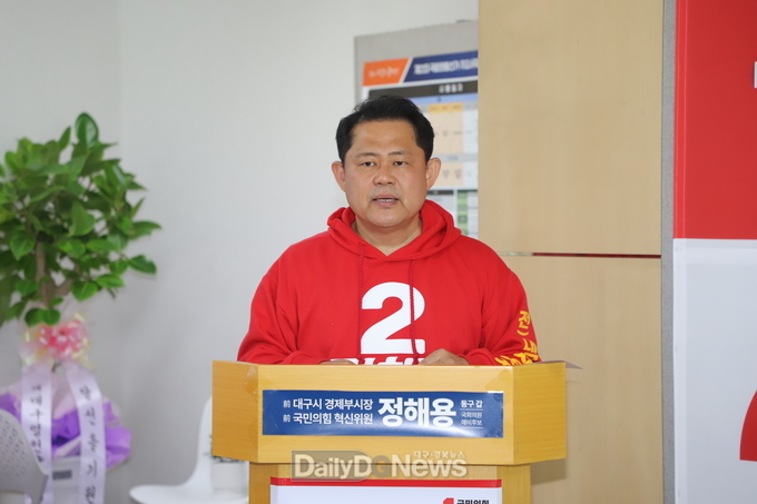 정해용 예비후보가 7일 자신의 선거사무소에서 지역발전공약과 생활공약 시리즈를 설명하고 있다. (사진=이준호 기자)