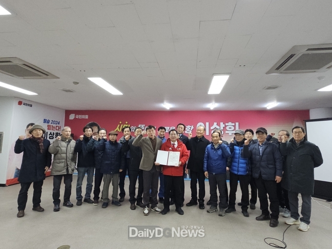 포스코 출신 ‘오사동우회’. 이상휘 포항남·울릉 국회의원 예비후보 지지 선언 모습. (사진=이상휘 예비후보 제공)