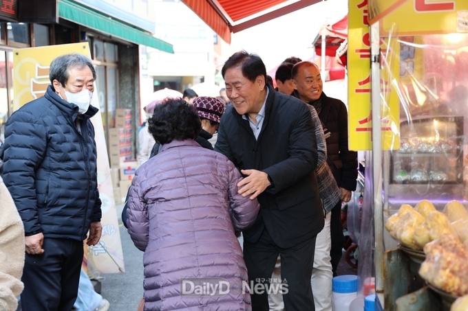 최경환 전 경제부총리 7일 경산시장 방문 모습. (사진=최경환 전 경제부총리 제공)