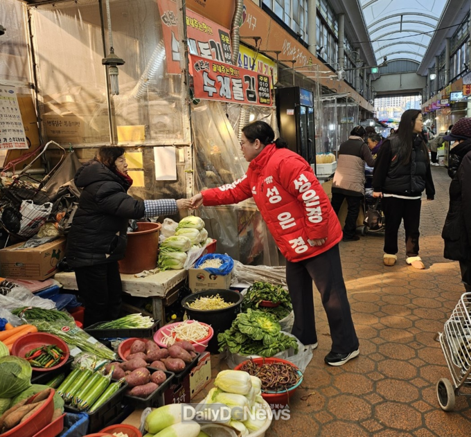 성은경 예비후보 설맞이 장보기 행사 모습. (사진=성은경 예비후보 제공)