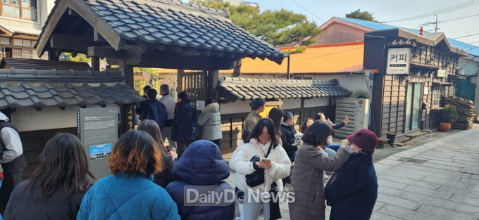 설 연휴를 맞아 관광객들로 붐비는 구룡포근대역사관.