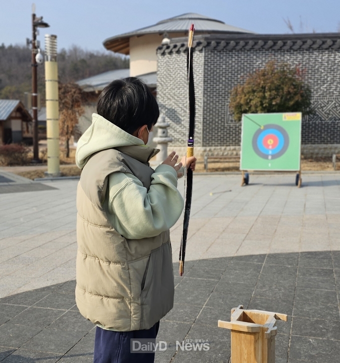 삼국유사테마파크를 찾은 관광객이 민속놀이를 체험하는 모습