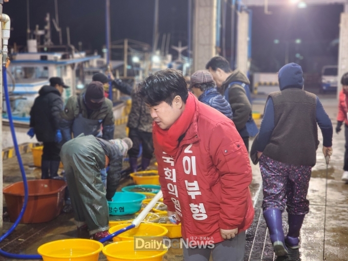 이부형 예비후보는 죽도시장, 송도 활어위판장 등 민생현장을 찾아 상인과 시민들의 목소리를 들으며 민생 챙기기를 이어가고 있다