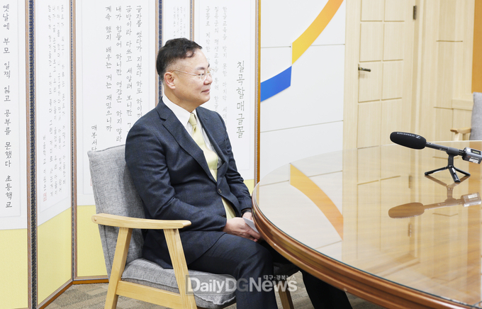  칠곡군 제공) 김재욱 칠곡군수가 세계 주요 외신과의 인터뷰를 통해 칠곡할매 래퍼 활동을 도입한 계기와 과정에 대해서 설명하고 있다