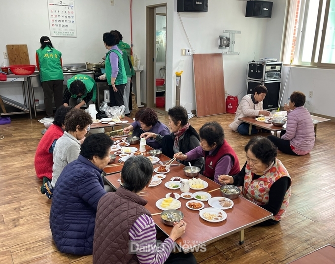 군위군 산성면 새마을부녀회, 지역 어르신들에게 떡국 대접