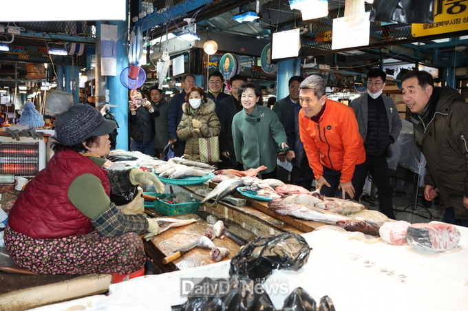 이강덕 포항시장이 지난 7일 죽도어시장을 찾아 상인 의견을 청취하고 있다.
