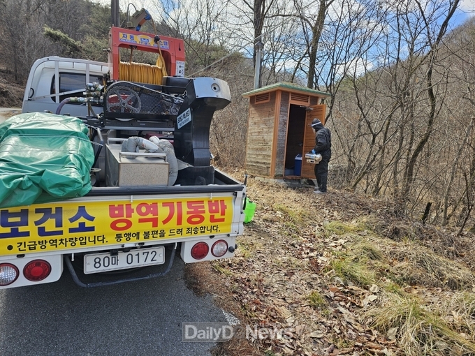상주시보건소, 해빙기 유충구제 및 이동식화장실 방역소독