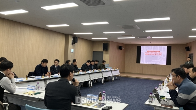 김태하 경주시 신성장산업과장이 배터리 공유스테이션 공사 착수 보고회에 참석해 의견을 제시하고 있다