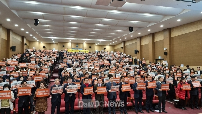 경주시원전범시민대책위원회, 동경주 주민 등 200명이 23일 국회의원회관에서 고준위 특별법 제정 촉구를 위한 퍼포먼스를 펼치고 있다.