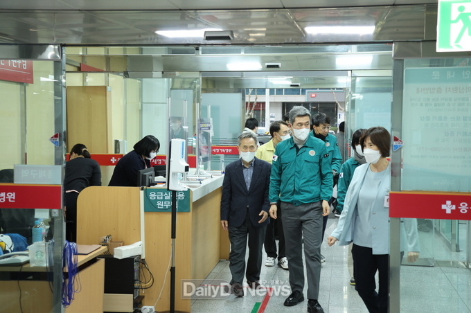 24일 전국적인 의료 파업과 관련해 이강덕 포항시장이 지역 의료기관을 방문했다
