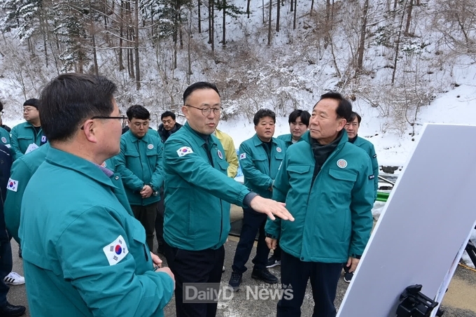 이한경 행안부 재난안전관리본부장, 봉화군 방문해 해빙기 대비 급경사지 및 수해복구 현장 점검