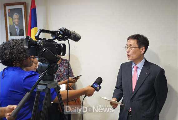 지난 23일 함진규 한국도로공사 사장(오른쪽)이 모리셔스 방송공사(Mauritius Broadcasting Corporation) 취재진과 인터뷰를 하고 있다.