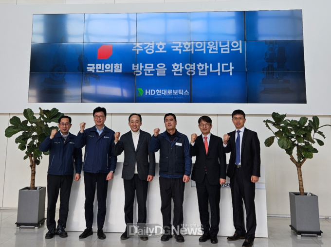 추경호 대구 달성군 국회의원이 2월 26일 오후 2시 달성군 유가읍에 위치한 HD현대로보틱스(주) 본사를 방문하고 있는 모습. (사진=추경호 의원실 제공)