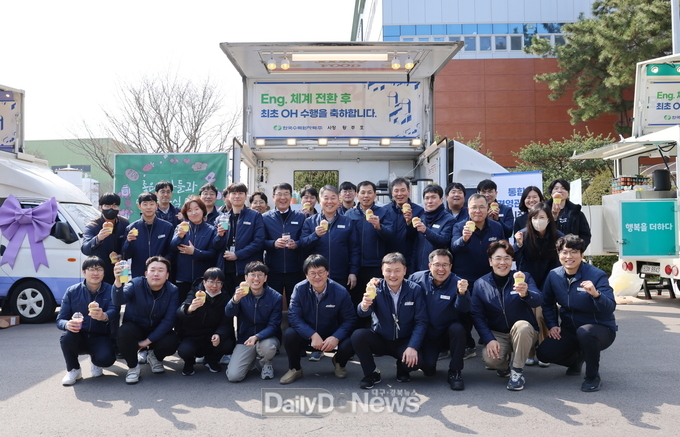 한수원이 2월 26일 한빛 3호기에서 엔지니어링 체계 전환 후 최초 계획예방정비를 완료하고 기념 촬영을 하고 있다