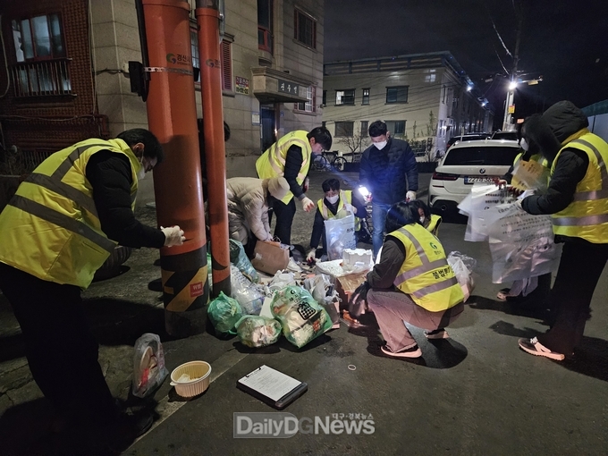 경산시, 불법 투기된 쓰레기 야간 단속 및 문전수거 배출 요령 홍보