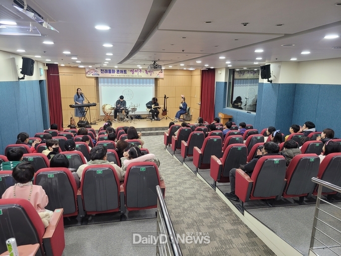 김천시립도서관, ‘얼씨구, 좋다!’ 공연 