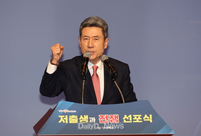 이강덕 시장이 20일 경북도청 동락관에서 열린 ‘저출생과의 전쟁 선포식’에 참석해 저출생 극복을 위해서는 일·가정 양립과 함께 주거, 돌봄 등 다양한 정책분야가 함께 추진돼야 한다고 설명하고 있다.