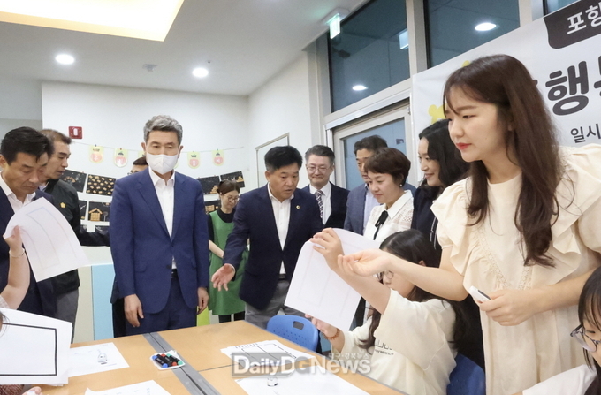 이강덕 포항시장이 지난해 8월 개소한 다함께돌봄센터 4호점 ‘송도행복마을돌봄터’를 둘러보고 있다.