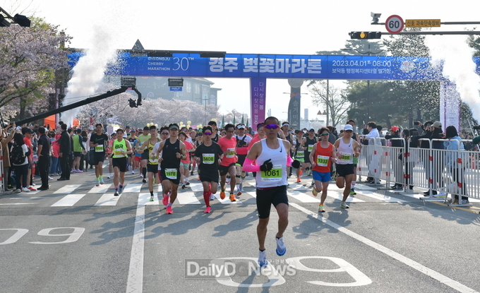 지난해 4월 1일 보문관광단지 일원에서 열린 제30회 경주벚꽃마라톤대회 모습. 