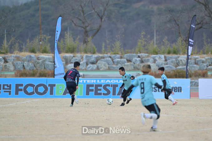 2024 영덕 풋볼페스타 윈터리그에 참가한 축구 꿈나무들의 경기 모습.