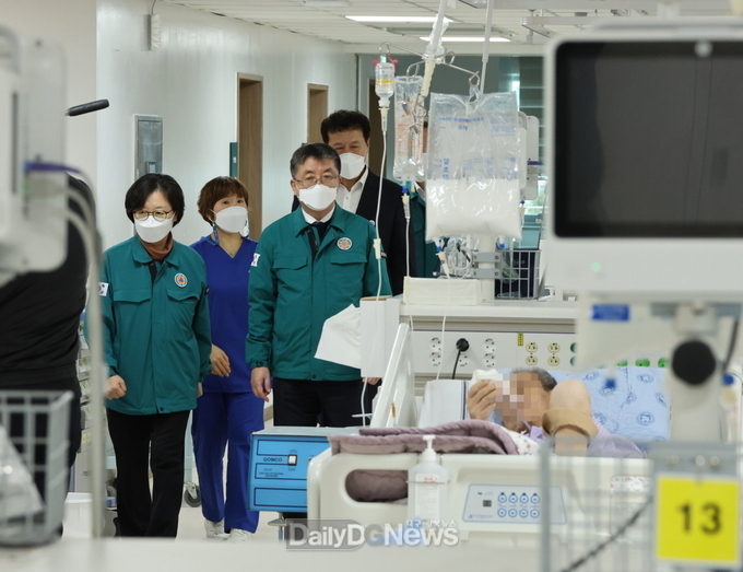 장상길 포항시 부시장은 29일 지역 의료기관을 방문해 현장 상황을 점검하고 의료관계자들을 격려했다.