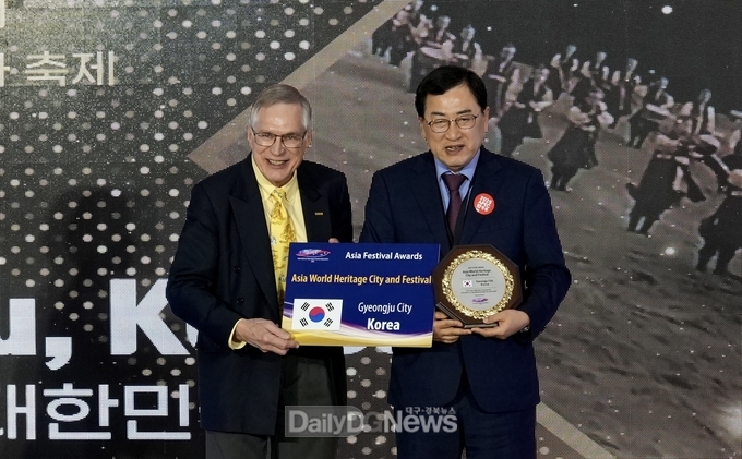 주낙영 시장이 28일 태국 파타야 자인호텔에서 열린 아시아 페스티벌 어워즈에 참석해 베스트 세계유산도시와 축제 부문 대상을 수상한 후 기념촬영을 하고 있다