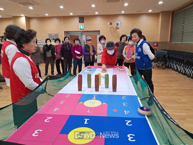 노인종합복지관에서 어르신들이 터링 프로그램을 즐기고 있다.