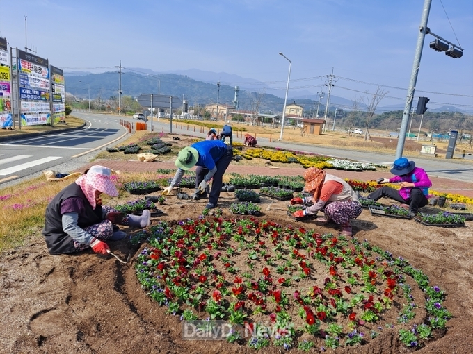 지난해 외동읍에서 도로변 꽃밭 가꾸기 사업을 진행하고 있다.