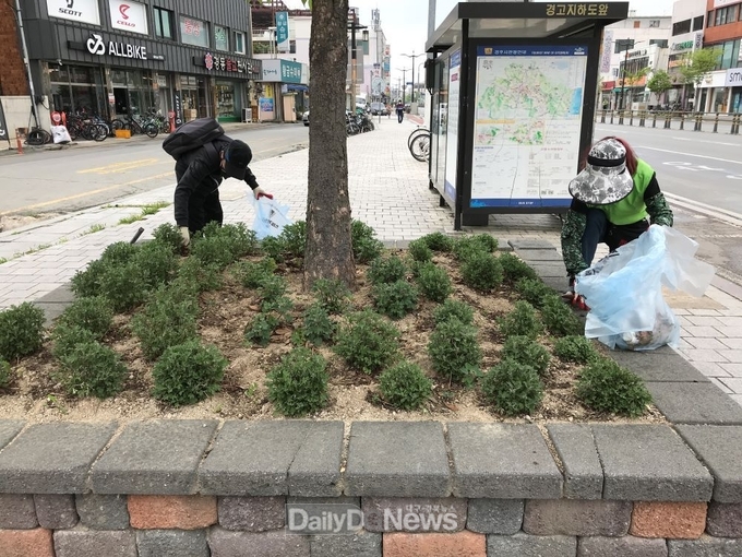 지난해 황오동에서 버스승강장 주변 환경정비를 실시하고 있다.