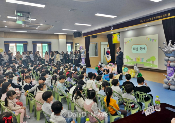추경호 대구 달성군 국회의원이 4일 테크노초등학교 및 병설유치원 입학식에 참석하고 있다. (사진=추경호 의원실 제공)