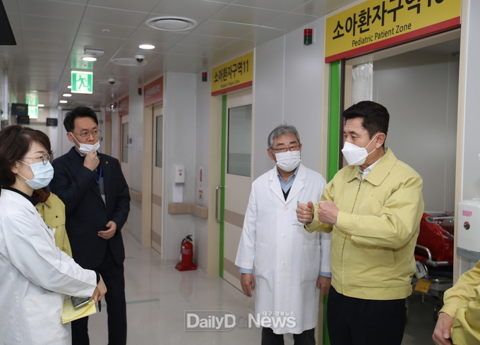 지난 2020년 포항성모병원을 찾은 이강덕 포항시장이 관련 시설을 둘러보고 있다.