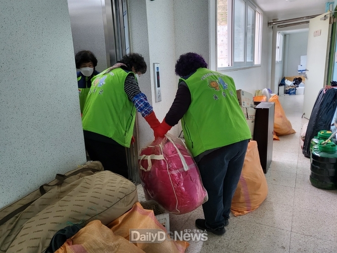 (사)울릉군 자원봉사센터, 취약계층 1인가구 어르신 주거환경 개선 봉사 활동
