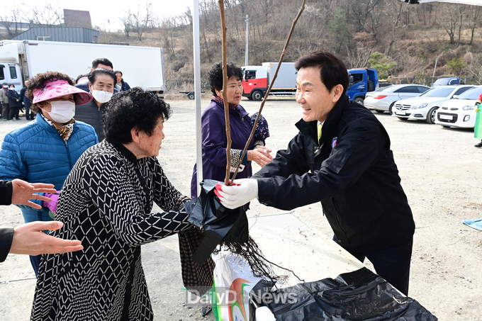 고령군, “반려나무 나누어주기” 행사 실시